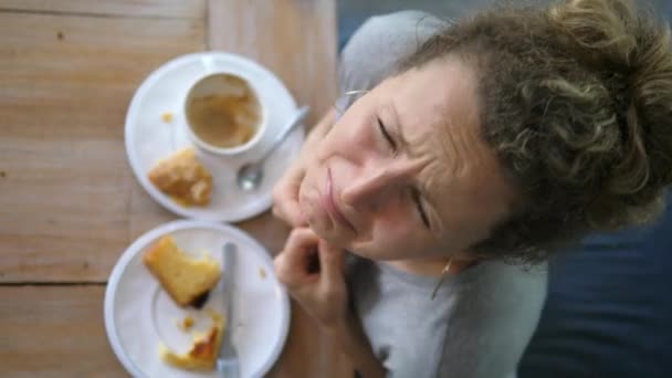 Aptal sarışın kadın kilo almaktan korkarak yemek için ağlıyor. — Stok video