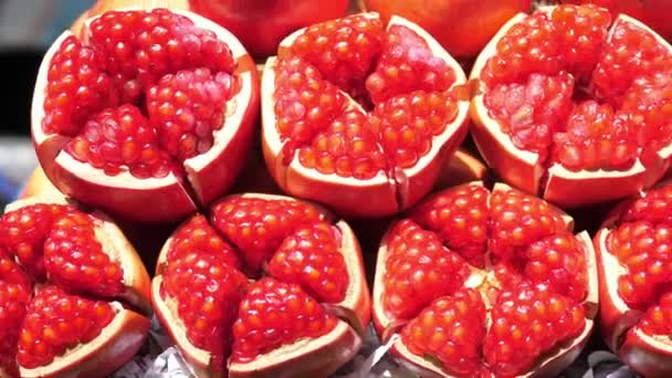 Closeup van rode rijpe sappige granaatappel — Stockvideo
