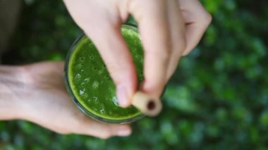 Sağlıklı Yeşil Ispanaklı Meyve Smoothie