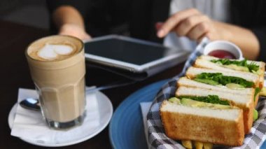 Kahve molasında İş kadınının Kapalı Elleri Tablet Kullanıyor
