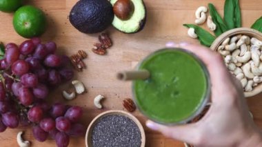 Kale, bir cam ile sağlıklı yeşil smoothie