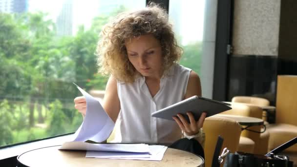 Mujer de negocios joven cansado con la tableta en el café — Vídeos de Stock