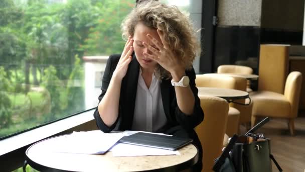カフェで書類を持つ疲れた女性従業員 — ストック動画