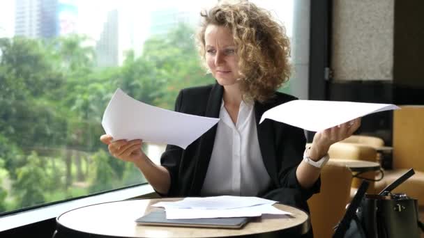 ผู้หญิงธุรกิจ เหนื่อยและเหนื่อยจากงานกระดาษ — วีดีโอสต็อก
