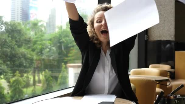 Mujer de negocios feliz terminó el trabajo arrojando papeles — Vídeos de Stock