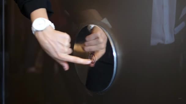Empuje el botón femenino del elevador de la mano del negocio en una prisa — Vídeos de Stock