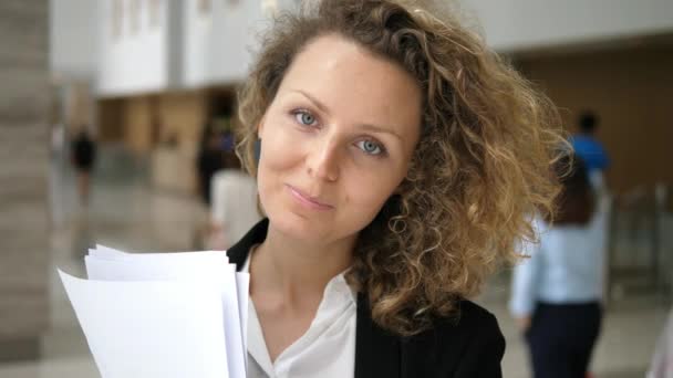 Primer plano retrato de linda joven mujer de negocios sonriendo — Vídeo de stock