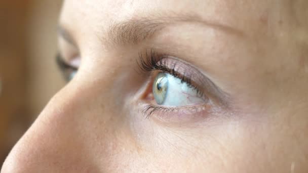 Olhos de Mulher Cansada Olhando. Fechar. . — Vídeo de Stock