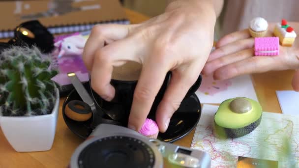 Mano de mujer con cupcakes y café en la mesa con la posición plana — Vídeos de Stock