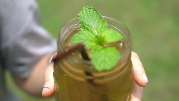 Bebida verde fresca de verano con menta al aire libre — Vídeos de Stock