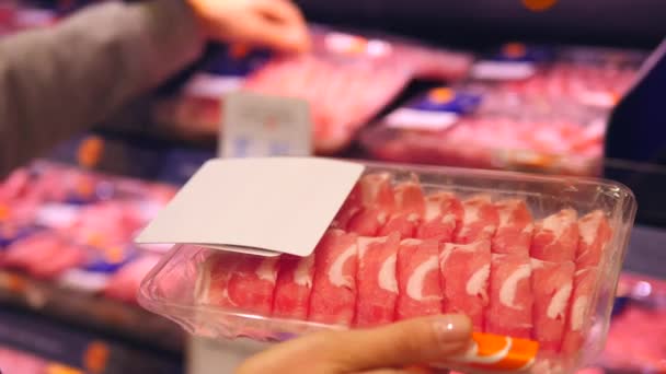 Покупка мяса в супермаркете — стоковое видео