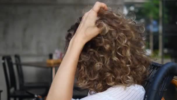 Portrait de femme blonde avec cheveux bouclés en plein air — Video