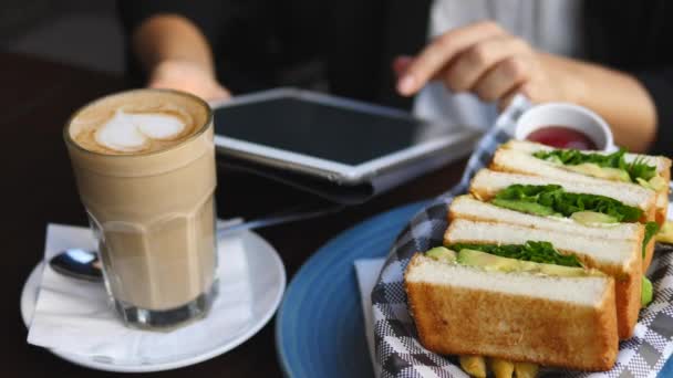 Närbild händer affärskvinna med hjälp av surfplatta under kaffepausen — Stockvideo