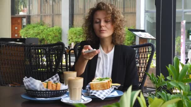 Business Woman λήψη φωτογραφιών των τροφίμων στο εστιατόριο με Smartphone — Αρχείο Βίντεο