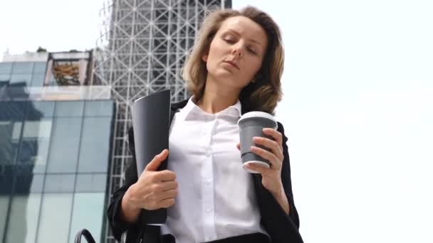 Portret van ernstige zakenvrouw wandelen met koffie Outdoor — Stockvideo