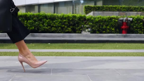 性感的女商人脚踏在高跟鞋中走在户外 — 图库视频影像