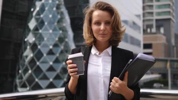 Portret van lachende zakenvrouw genietend van koffiepauze buiten — Stockvideo