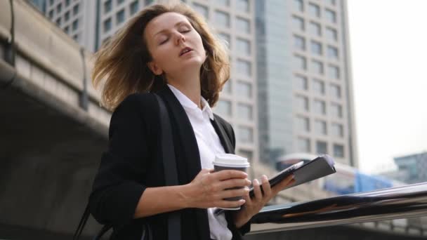 Geschäftsfrau mit Tablet auf Stadthintergrund — Stockvideo