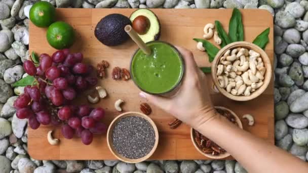 Gezond dieet met groene Detox Smoothie — Stockvideo