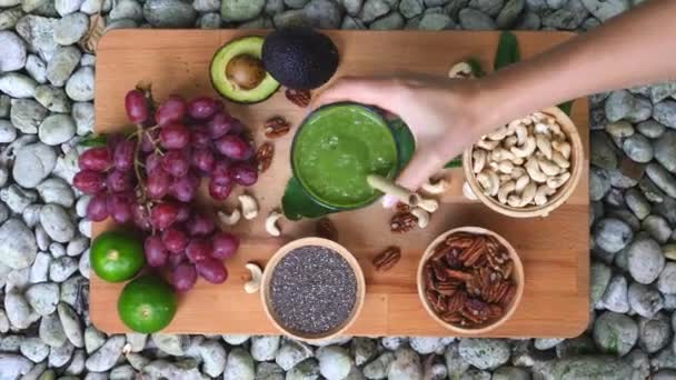 Estilo de Vida Saudável com Smoothie Detox Verde e Superfoods — Vídeo de Stock