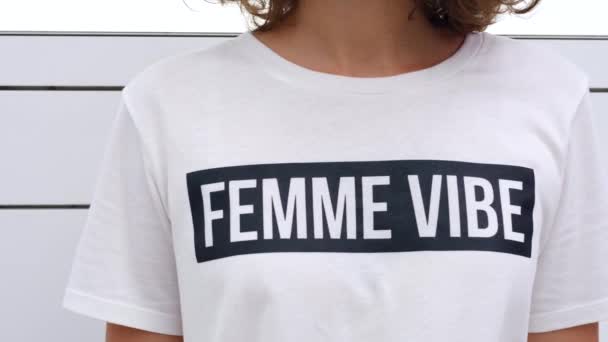 Fechar-se Feminista Mulher Em Femme Vibe T-shirt — Vídeo de Stock