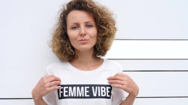 Mujer rubia con ropa de moda Femme Vibe Camiseta — Vídeos de Stock