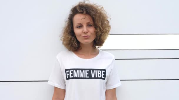 Retrato de mulher confiante em camiseta elegante com tee gráfico — Vídeo de Stock