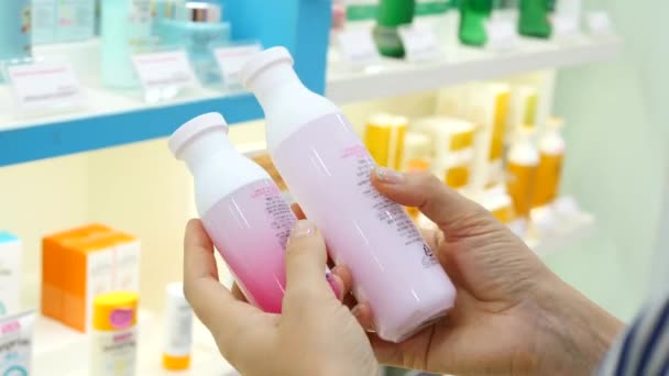 Las manos del cliente femenino compran cosméticos en la tienda de cosméticos — Vídeos de Stock
