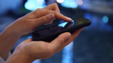 Sokakta Gece Cep Telefonu Kullanan Kadın Elleri