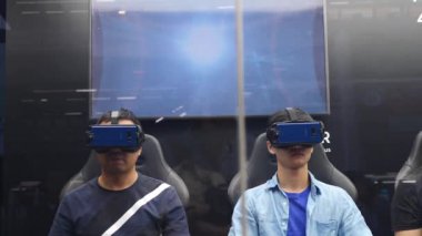 4D Tiyatrosu 'nda VR Gözlüklerini Deneyen Adamlar. Bangkok, 22 Kasım 2017.