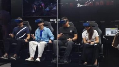 VR gözlüklü bir grup 4D tiyatroda oyun oynuyor. Bangkok, 22 Kasım 2017.