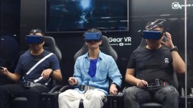 Yenilik Teknolojisi ve İnsanlar Konsepti. 4D Tiyatrosu 'ndaki Gear Vr Gözlüklü İnsanlar. Bangkok, 22 Kasım 2017.