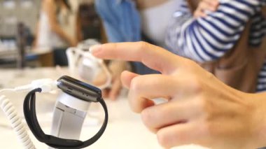 Marketten Smartwatch almak. Yakın çekim..