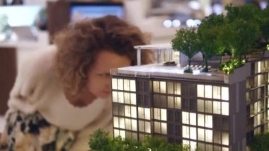Yeni Daire Minyatür Maquette 'e Bakan Kadın Yatırımcı
