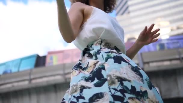 Mulher jovem dançando e girando em torno de cidade urbana centro da cidade — Vídeo de Stock
