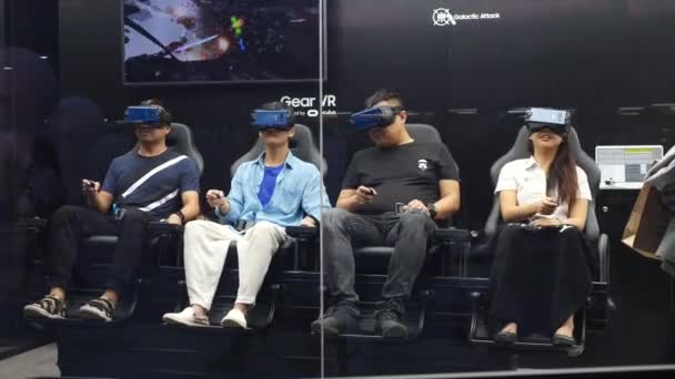 Люди в віртуальній реальності сяють зі смартфонами сидячи в 4d Театрі. Bangkok, 22 Nov, 2017. — стокове відео