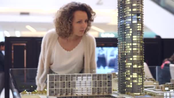 Kundin schaut sich moderne Gebäude-Miniatur-Wohnung an — Stockvideo
