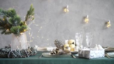 Noel yemeği için oturma odasında dekore edilmiş masa.