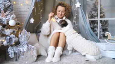 Sıcak Noel sezonu tatili. Neşeli Kadın İkramlı Köpeği Besliyor.