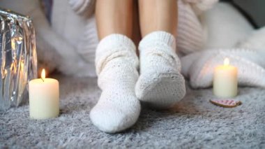 Sıcak Kış Sonbaharı, Örgü Çoraplar. Evde dinlenen bir kadın. Rahat Yaşam Tarzı.