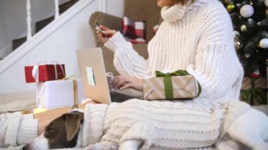 Kadın Kredi Kartı Çevrimiçi Alışveriş yapıyor Noel 'de dizüstü bilgisayar kullanıyor.