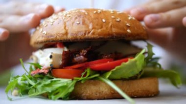 Tofulu Vegan Burger, Kurutulmuş Domatesler ve Sebzeler.