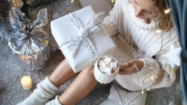 Hangulatos téli ünnepi koncepció. Kötött ruhás nő ünnepli a karácsonyt. — Stock videók