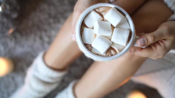 Closeup van warme chocolade met marshmallow — Stockvideo