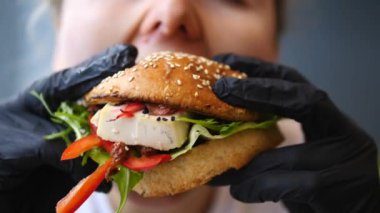 Sağlıklı Diyet Konsepti. Vegan Burger Yiyen Kadın 'ın Yakın Çekimi.