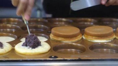 Taro kremalı Tayland gözlemesi yapmaya yakın çekim. Asya Sokak Gıda Konsepti.