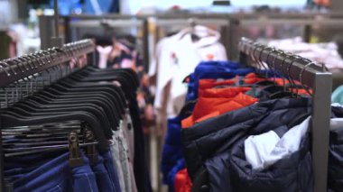 Bir Butik Dükkanında Giysileri Olan Askılar