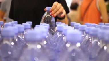 Markette Su Seçen Kadın Müşterinin Yakın Çekimi