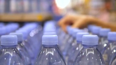 Plastik Şişedeki Suyu Seçen Müşteri Eli 'nin Yakın Çekimi