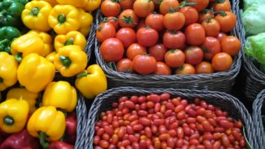 Wicker Sepetlerindeki Taze Sebzeler Yeşillik Tezgahında